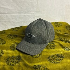 Oakley Men’s Flexfit Fitted Grey Cap Size S-M